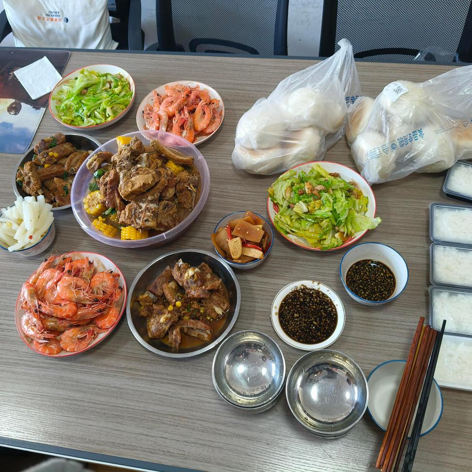 Босс Барлығына түскі ас!