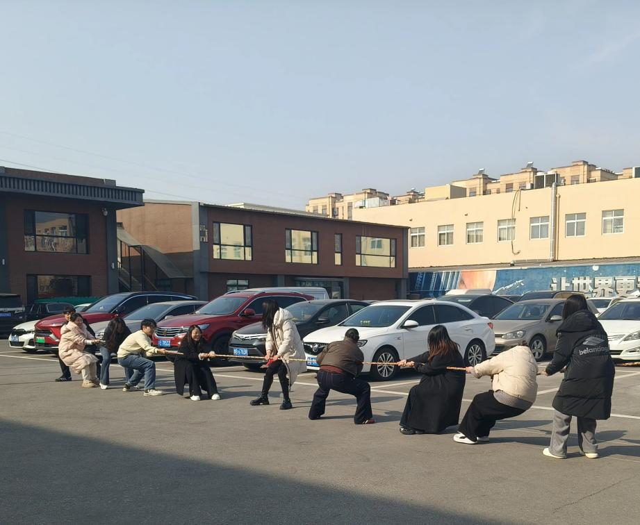 Түсте Земейядағы арқан тарту және арқанмен секіру